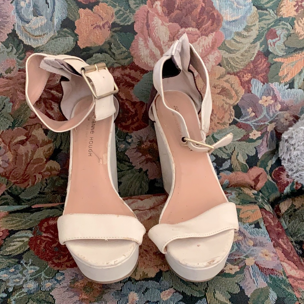 Julianne Hough for Sole Society Size 7 gently worn white  platform wedge.